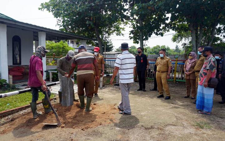 Bupati Lampung Selatan Nanang Ermanto Pasang Patok Beton di Pantai Kedu